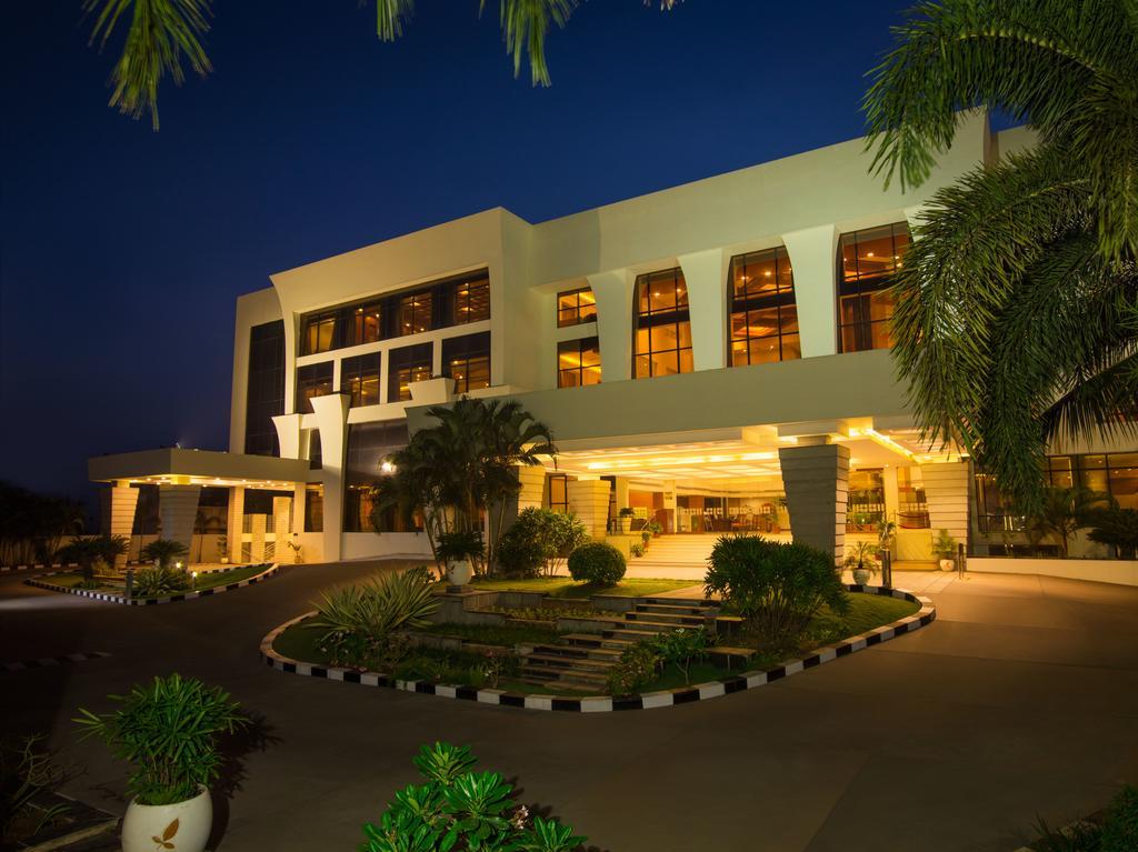 The Sunway Manor Hotel Pondicherry Exterior photo